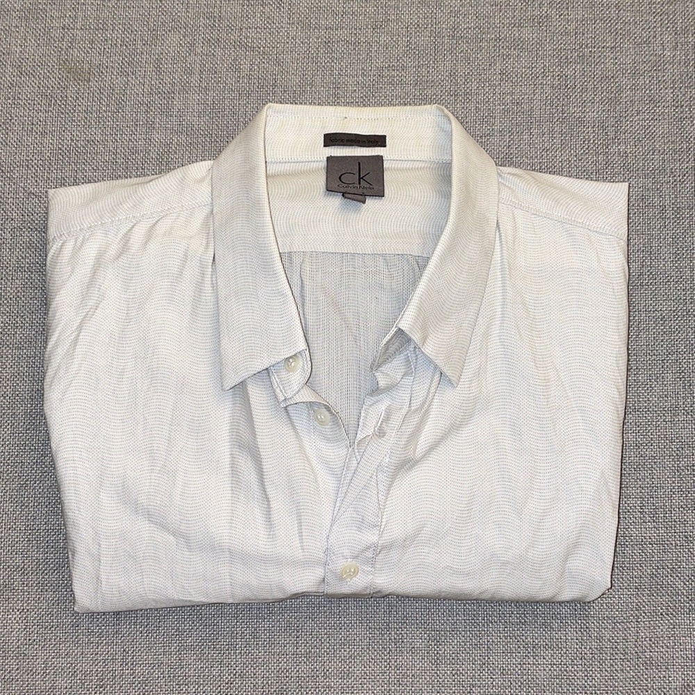 CK Calvin Klein Men white casual shirt with small gray dots; slim fit; size L